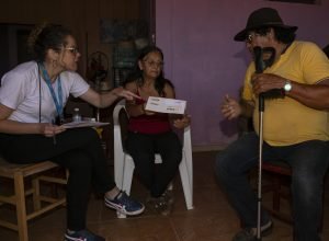 equipes-do-estado-percorrem-rio-bonito-do-iguacu-para-entregar-cartoes-reconstrucao-as-familias