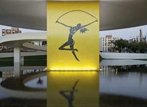 com-“robo-interativo”-e-novas-esculturas,-mon-apresenta-obras-ineditas-na-area-externa