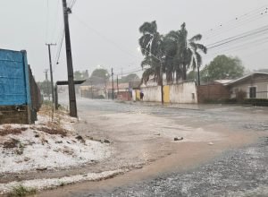 apos-temporal-com-granizo,-estado-envia-lonas,-telhas-e-kits-dormitorio-para-ponta-grossa