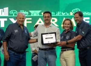 ratinho-junior-destaca-inovacao-no-campo-e-e-homenageado-em-evento-do-agro-paranaense