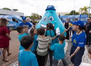 educacao-ambiental:-sanepar-une-nostalgia-e-tecnologia-com-a-volta-da-mascote-aqualino