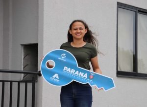 com-aporte-do-casa-facil-parana,-51-apartamentos-sao-entregues-a-familias-de-pinhais