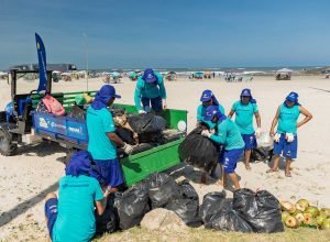 em-quatro-dias,-sanepar-ja-retirou-21-toneladas-de-lixo-das-praias-do-parana