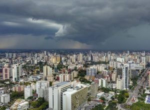 apos-semana-de-calor-intenso,-2026-chega-com-chuva-e-temperaturas-mais-amenas-ao-parana,-diz-simepar