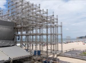 faltam-9-dias-para-os-shows;-palcos-estao-quase-prontos-no-litoral