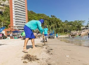 sanepar-retira-8,8-toneladas-de-lixo-das-praias-do-parana-apos-reveillon