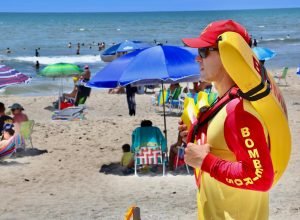 acao-e-prevencao:-bombeiros-fazem-52-mil-orientacoes-aos-banhistas-no-litoral
