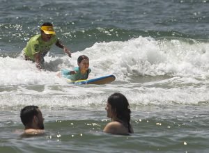 boa-onda:-1°-dia-da-escolinha-de-surfe-em-ipanema-tem-vagas-esgotadas-em-minutos