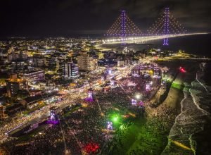 alok-projeta-ponte-de-guaratuba-com-drones-no-show-recorde-de-publico-do-verao-maior-parana