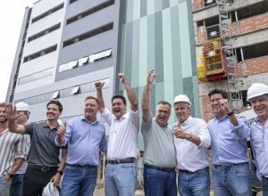 ratinho-junior-vistoria-obras-do-novo-hospital-geral-de-colombo,-na-grande-curitiba