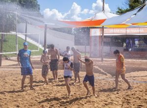 banho-de-mangueira-e-muita-brincadeira:-arena-do-verao-maior-parana-anima-porto-rico