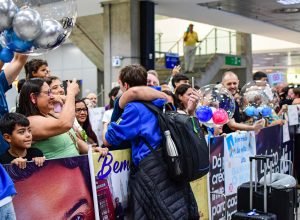 ganhando-o-mundo:-reencontros-emocionantes-no-retorno-de-estudantes-do-reino-unido