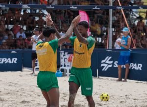 brasileiros-vencem-argentinos-em-desafio-internacional-de-futevolei-no-verao-maior-parana