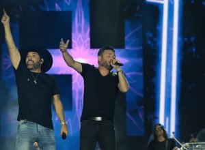 video-leva-musico-sertanejo-a-cantar-com-edson-e-hudson-no-verao-maior-parana