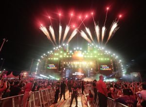 eduardo-costa-e-edson-&-hudson-reunem-165-mil-pessoas-em-noite-sertaneja-na-praia-de-caioba