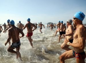 tradicional-travessia-de-guaratuba-vai-reunir-centenas-de-competidores-no-domingo