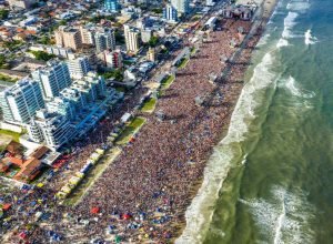 gusttavo-lima-faz-show-de-3-horas-para-multidao-de-265-mil-pessoas-na-praia-de-matinhos