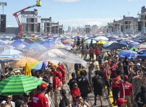banhos-de-mangueira,-agua-e-ambulancias:-estado-cuida-do-publico-antes-e-durante-shows-no-litoral