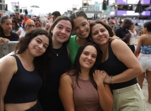 onibus,-carro-e-aviao:-fas-chegam-mais-de-30-horas-antes-do-show-de-ana-castela-no-verao-maior