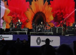 aonde-quer-que-eu-va:-chuva,-coral-e-emocao-marcam-show-dos-paralamas-em-matinhos