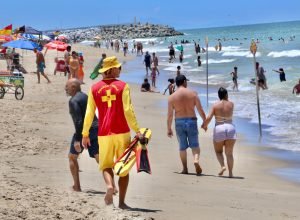bombeiros-intensificam-acoes-com-distribuicao-de-6-mil-pulseirinhas-nos-ultimos-dias-no-litoral
