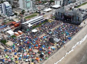 padre-reginaldo-manzotti-reune-38-mil-pessoas-no-ultimo-domingo-do-verao-maior-parana