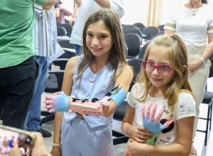menina-conhece-impressora-3d-da-carreta-da-inovacao-e-recebe-protese-de-mao-do-estado
