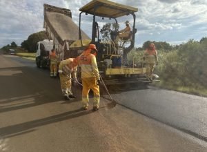 colonia-entre-rios,-em-guarapuava,-recebe-servicos-de-conservacao-do-pavimento
