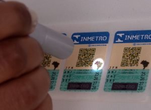 selos-antigos-do-inmetro-para-capacete,-extintor-e-gnv-vencem-em-marco