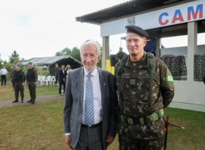 darci-piana-participa-da-troca-de-comando-da-5a-divisao-de-exercito,-em-curitiba