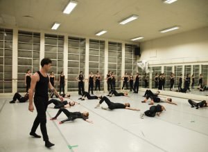 bailarino-do-grupo-corpo-ministra-aula-para-alunos-da-escola-de-danca-teatro-guaira