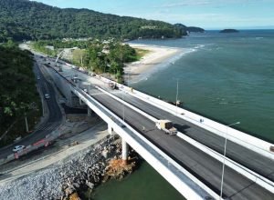 ponte-de-guaratuba:-instalacao-do-asfalto-avanca-no-acesso-de-matinhos