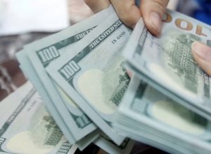 dolar-fecha-abaixo-de-r$-5,-e-bolsa-cai-com-cautela-global