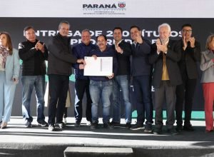 governador-entrega-titulos-de-propriedade-a-260-familias-dos-campos-gerais-e-da-rmc