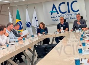 encontro-em-cascavel-debate-desenvolvimento-mutuo-do-turismo-na-regiao-sul