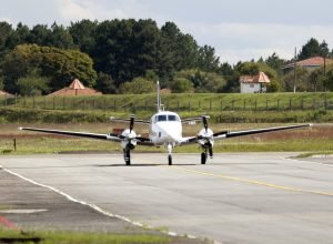 governador-mobiliza-aeronave-do-estado-para-trazer-polilaminina-a-paciente-de-curitiba