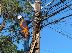 copel-realiza-mutirao-de-regularizacao-de-cabos-de-telecom-em-cambe-e-em-arapongas 