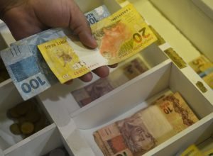 caixa-paga-bolsa-familia-a-beneficiarios-com-nis-de-final-8