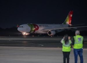 primeiros-passageiros-vindos-de-voo-direto-de-portugal-desembarcam-no-afonso-pena