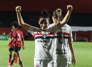 sao-paulo-vence-vitoria-e-assume-lideranca-do-brasileirao-feminino
