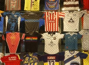 memorias-da-varzea:-exposicao-conta-historias-do-futebol-comunitario