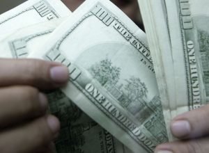 dolar-cai-a-r$-4,98-e-acumula-perda-de-4,44%-na-semana