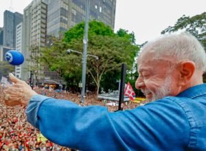ato-pela-reeleicao-de-lula-leva-milhares-a-avenida-paulista