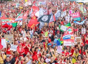 milhares-ocupam-copacabana-em-ato-pela-democracia-e-em-apoio-a-lula