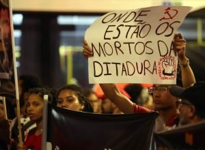 cordao-da-mentira-faz-desfile-“para-adiar-o-fim-do-mundo”