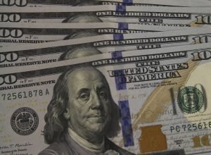 dolar-fecha-abaixo-de-r$-5,70-em-dia-de-tarifas-de-trump