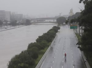 fortes-chuvas-atingem-sao-paulo-e-alagam-ruas