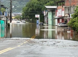 chuvas-bloqueiam-trecho-de-serra-e-deixam-pessoas-ilhadas-em-ubatuba