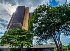 juros-medios-cobrados-pelos-bancos-chegam-a-43,7%-ao-ano-em-fevereiro