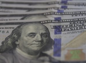 dolar-chega-perto-dos-r$-5,90-com-tensoes-comerciais